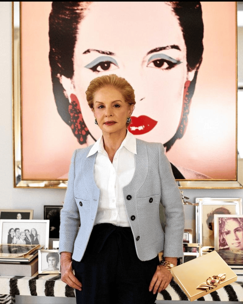 Carolina Herrera junto a su retrato hecho por Andy Warhol.